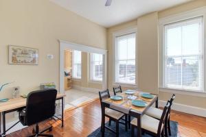 Open & Bright - 5 min drive to TIAA Bank field