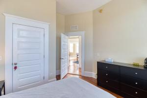 Open & Bright - 5 min drive to TIAA Bank field