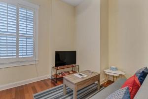 LT Stay Discounts! Cozy 2 BR Apt - Pet Friendly!