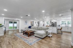 obrázek - Spacious Home w Pool-Tucked Away in Jax Beach