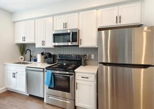 Fun Cozy 1 Br King Apts - 1 25 Mile Walk to TIAA Bnk Fld