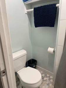 Cozy Beach Hideaway - 1 block to the beach