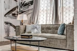 Contemporary Apartment - 5 Min To TIAA Bank Field!