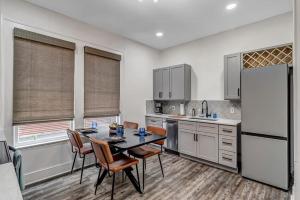 Contemporary Apartment - 5 Min To TIAA Bank Field!