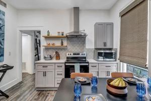 Contemporary Apartment - 5 Min To TIAA Bank Field!