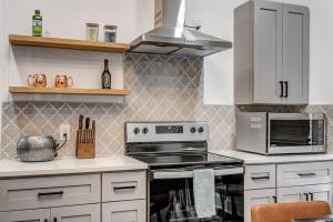 Contemporary Apartment - 5 Min To TIAA Bank Field!