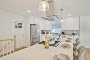 Stylish + fresh bungalow 2 blocks from N-MC Stadium