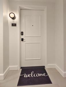 Fun Cozy Apts - 1 25 Mile Walk to TIAA Bnk Fld