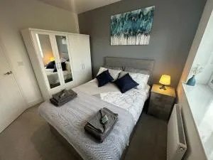 3 Bed Home in Stafford for Long Stays with Parking - 彭克里奇