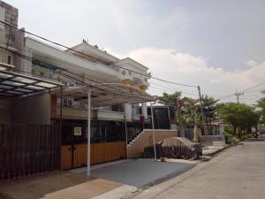 Hotel O Guest House Bu Iin Syariah - 2hvězdičkové hotely ve městě Sidoarjo