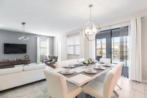 2957 FS - Luxury Oasis: 6BR Villa Pool Game