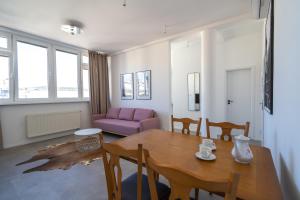 Old Town Apartment Black