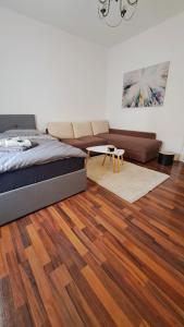 Johnny Apartment, public parking nearby