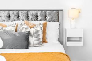 Beautiful City Centre - 1 Bedroom Apt with Secure Parking - Top Rated - 85CC