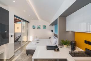 Penthouse Studio with Hot Tub in Athens