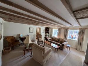 Spacious 4 bed family home near coast