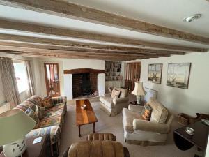 Spacious 4 bed family home near coast