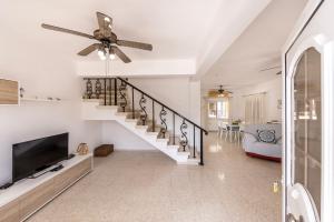 Ayia Thekla Sea Breeze Villa - 4hvězdičkové hotely ve městě Ayia Napa