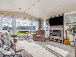 Pass the Keys Charming Chalet at Lakeside Park - Westhampnett