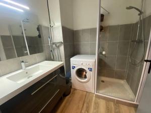 Appartement T3 rénové, 6 pers, face mer, parking, balcon, proche plages - FR-1-81-583