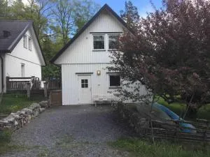 Eget hus i Tyresö Trollbäcken, kanoter ingår. - Haninge