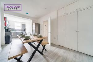 BRAND NEW, 2 Bed 1 Bath, Modern Town Center Apartment, FREE WiFi & Netflix By REDWOOD STAYS