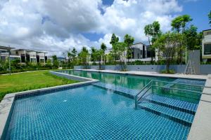 Lily 3bbedrooms Townhouse with a patio, Laguna Park