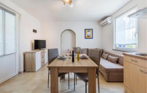 Amazing Apartment In Trget With Wifi