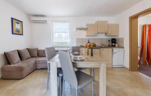 Amazing Apartment In Trget With Wifi