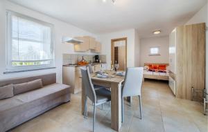 Amazing Apartment In Trget With Wifi