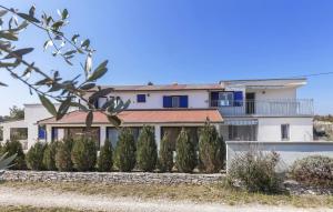 Amazing Apartment In Trget With Wifi