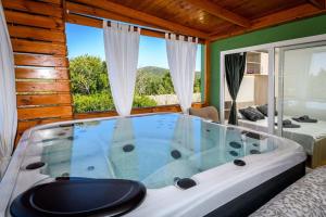 Cozy and Chic Little House with pool Ivinj - 5 - 3hvězdičkové hotely ve městě Tisno