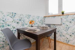 Apartment in Gdańsk Center with Two Desks, Balcony and Separate Kitchen by Renters