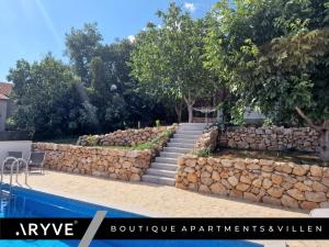 ARYVE® Boutique-Ferienvilla mit Meerblick, Pool und Design-Interieur in Bribir