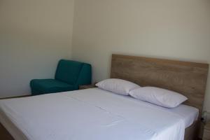 Studio with Balcony and Sea View room in Seaside apartments with a swimming pool Pucisca Brac - 5637