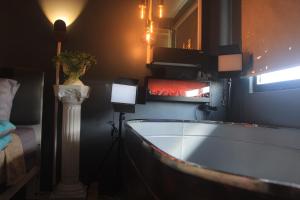 EL MEIR PRIME CABIN w Bathtub near EK