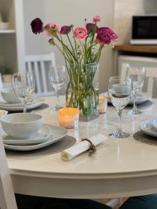 BRAMLEY FALL COTTAGE ON SITE EV POINT - Attached Cottage,3 Separate Bedrooms -1 on ground level, SLEEPS 6, 2 Bathrooms, Sandy Wittering Beach 8min drive, Rural Location, Child friendly, Small Breed Dog Friendly, Private Parking