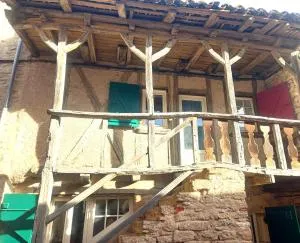 Maison médiévale avec jardin dans charmant village - Cours