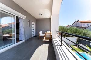 Bernie apartments with a pool