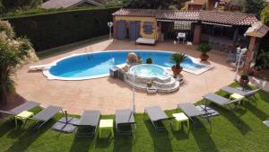 obrázek - 4 bedrooms villa with private pool sauna and enclosed garden at Peralada