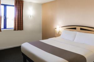 Family Room with double bed and sofa bed room in ibis Chesterfield Centre – Market Town