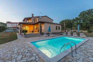 Villa mit Pool, großem Garten, Hunde willkommen