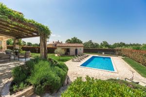 Villa mit Pool, Garten und Sommerküche 