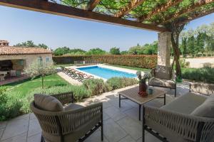 Villa mit Pool, Garten und Sommerküche 