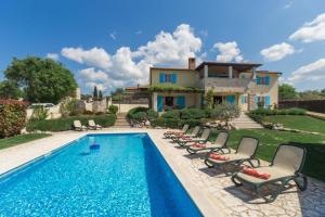 Villa mit Pool, Garten und Sommerküche 