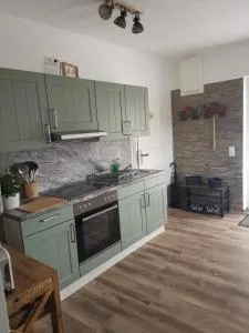 Pauls Hexenhaus Wohnung Hexe mit Fahrrad Garage und Innenhof für Motorräder - Neinstedt