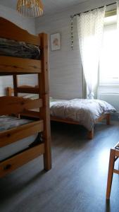 Appartements Gites de Neyrac, appartement Rose - piscine, riviere a 100 m, vue sur les collines : photos des chambres