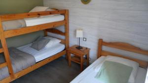 Appartements Gites de Neyrac, appartement Rose - piscine, riviere a 100 m, vue sur les collines : photos des chambres