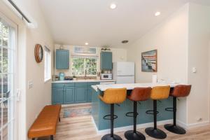 Sequim Escape w Gas Grill & Deck, Walk to Beach!