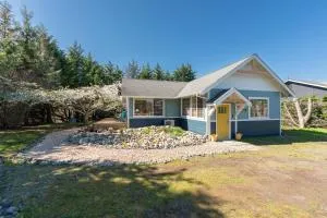Sequim Escape with Gas Grill and Deck, Walk to Beach! - Sequim